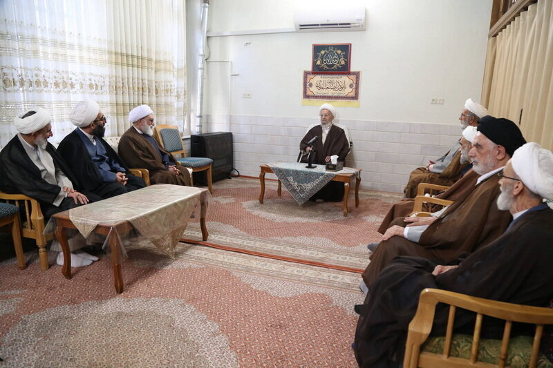 آية اللّه مكارم الشيرازيّ يدعو إلى تشكيل لجنة لدراسة «مخاطر وفوائد الذكاء الاصطناعيّ في الأنشطة الحوزويّة»