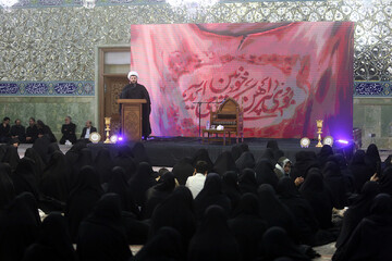 হযরত ফাতেমা মাসুমাহ (সা.আ.)-এর পবিত্র মাজারে মা ফাতেমা (সা.আ.)-এর শাহাদত স্মরণে শোকানুষ্ঠান+ছবি।