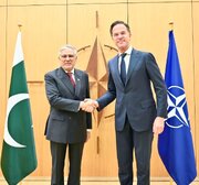 پاکستانی وزیر خارجہ کی نیٹو سیکرٹری جنرل سے خطے کی سلامتی اور عالمی امور پر گفتگو