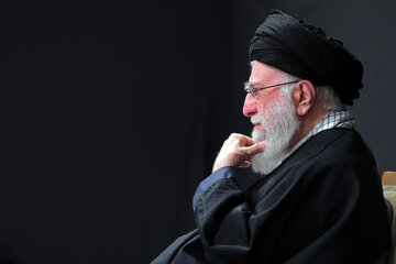 Mga Ulat ng Larawan: Dumalo si Imam Khamenei sa unang gabi ng seremonya ng pagluluksa para kay Hazrat Zahra (sa)