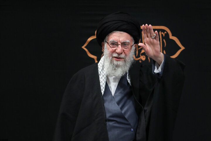 تقرير مصور/ قائد الثورة الاسلامية يشارك في إحياء الليلة الأولى من مراسم العزاء لاستشهاد السيدة الزهراء