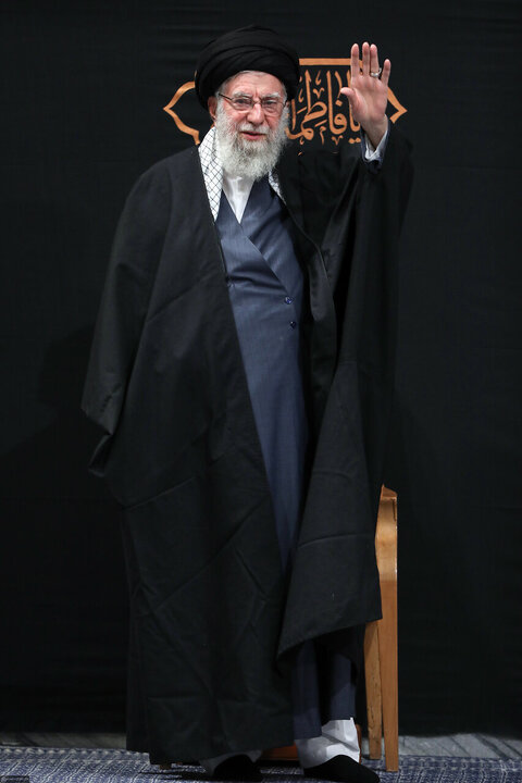 تقرير مصور/ قائد الثورة الاسلامية يشارك في إحياء الليلة الأولى من مراسم العزاء لاستشهاد السيدة الزهراء