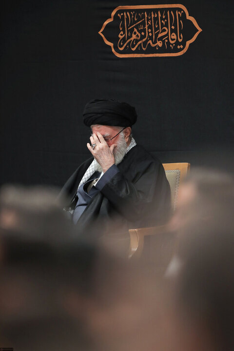 تقرير مصور/ قائد الثورة الاسلامية يشارك في إحياء الليلة الأولى من مراسم العزاء لاستشهاد السيدة الزهراء