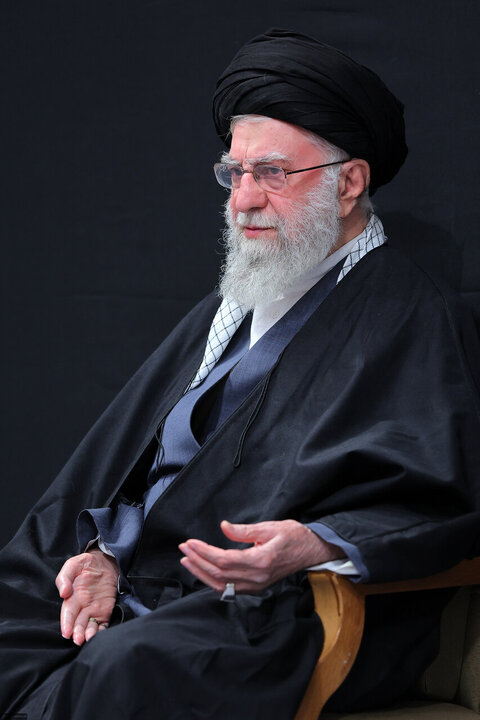 تقرير مصور/ قائد الثورة الاسلامية يشارك في إحياء الليلة الأولى من مراسم العزاء لاستشهاد السيدة الزهراء