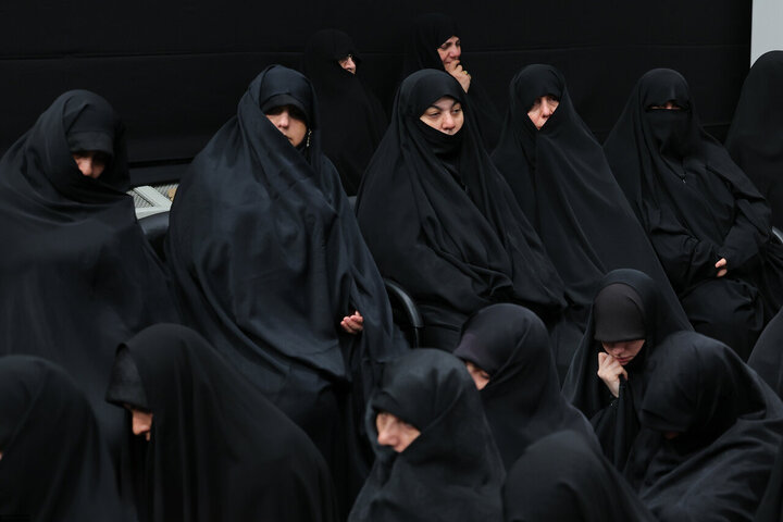 تقرير مصور/ قائد الثورة الاسلامية يشارك في إحياء الليلة الأولى من مراسم العزاء لاستشهاد السيدة الزهراء