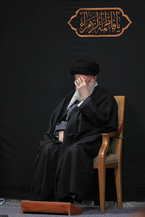 تقرير مصور/ قائد الثورة الاسلامية يشارك في إحياء الليلة الأولى من مراسم العزاء لاستشهاد السيدة الزهراء