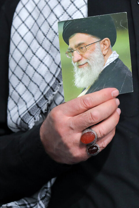 تقرير مصور/ قائد الثورة الاسلامية يشارك في إحياء الليلة الأولى من مراسم العزاء لاستشهاد السيدة الزهراء