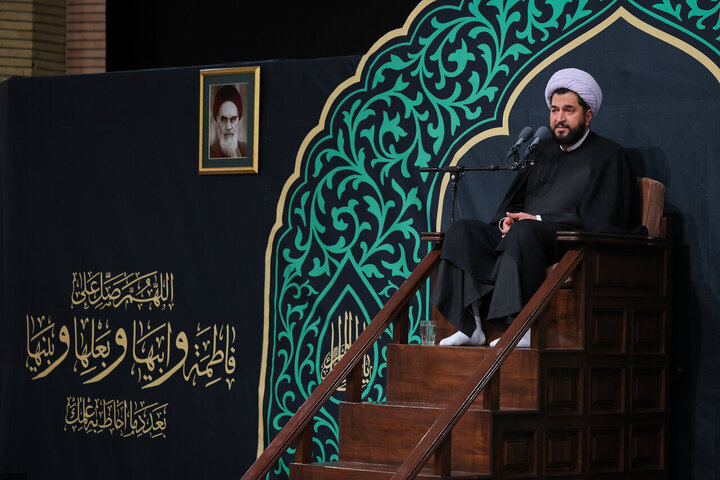 تقرير مصور/ قائد الثورة الاسلامية يشارك في إحياء الليلة الأولى من مراسم العزاء لاستشهاد السيدة الزهراء