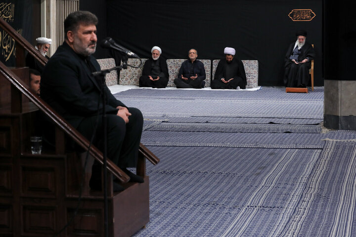 تقرير مصور/ قائد الثورة الاسلامية يشارك في إحياء الليلة الأولى من مراسم العزاء لاستشهاد السيدة الزهراء