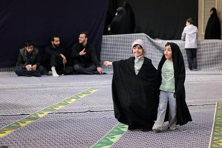 تقرير مصور/ قائد الثورة الاسلامية يشارك في إحياء الليلة الأولى من مراسم العزاء لاستشهاد السيدة الزهراء