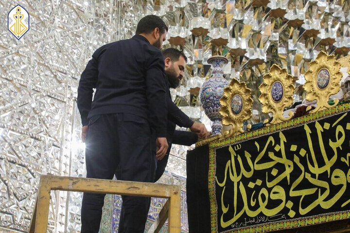 Informe fotográfico | El Santuario de los Imames al-Yawadain cubierto de negro, en conmemoración del aniversario del luto fatimí
