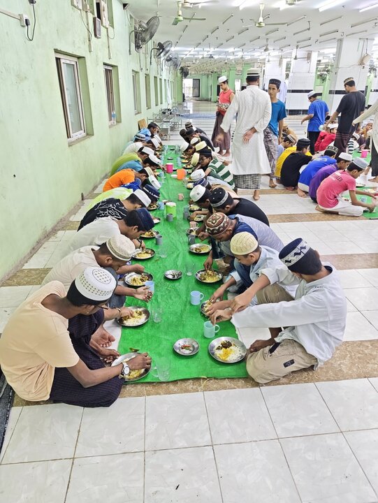 ဒေါပုံမြို့နယ် နွယ်အေးစွန္နီဂျာမဗလီကြီး ၏ မဒရ်စဟ်အဗ်ဒွလ်မသီးန် ကျောင်းသားများ အတွက် ထမင်း အလှူ  ။ ။ Photos