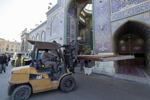 تقرير مصور/ العتبة العباسية تباشر تنصيب باب الإمام الجواد (عليه السلام) في صحن أبي الفضل العباس (عليه السلام).