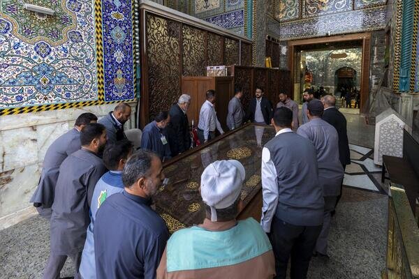 تقرير مصور/ العتبة العباسية تباشر تنصيب باب الإمام الجواد (عليه السلام) في صحن أبي الفضل العباس (عليه السلام).