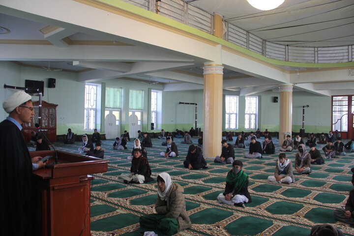 برگزاری آزمون بزرگ کتاب‌خوانی «نماز جمعه» با حضور ۳۰۰ جوان شیعه در شهر غزنی افغانستان + تصاویر