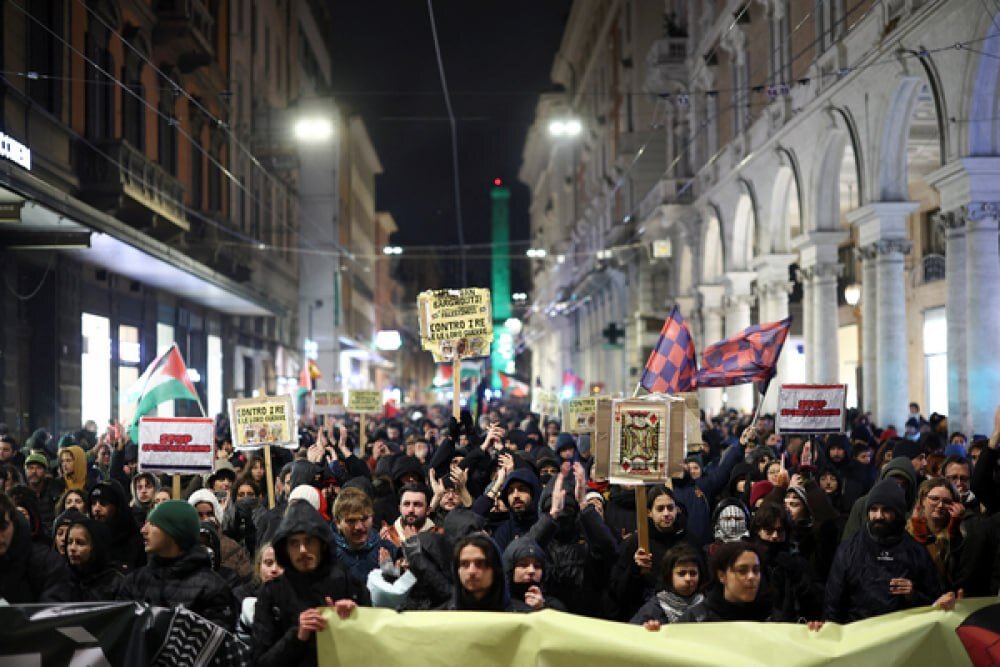 ইতালির বোলোনিয়ায় ইসরায়েলি দলের উপস্থিতির সময় পুলিশ এবং বিক্ষোভকারীদের মধ্যে সংঘর্ষ হয়।