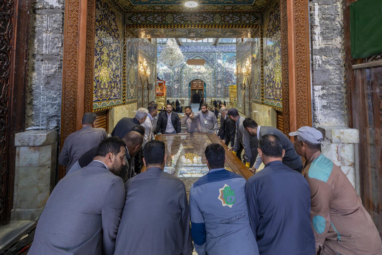 Installation of Imam al-Jawad Door Begins at Al-Abbas Shrine (+Photos)
