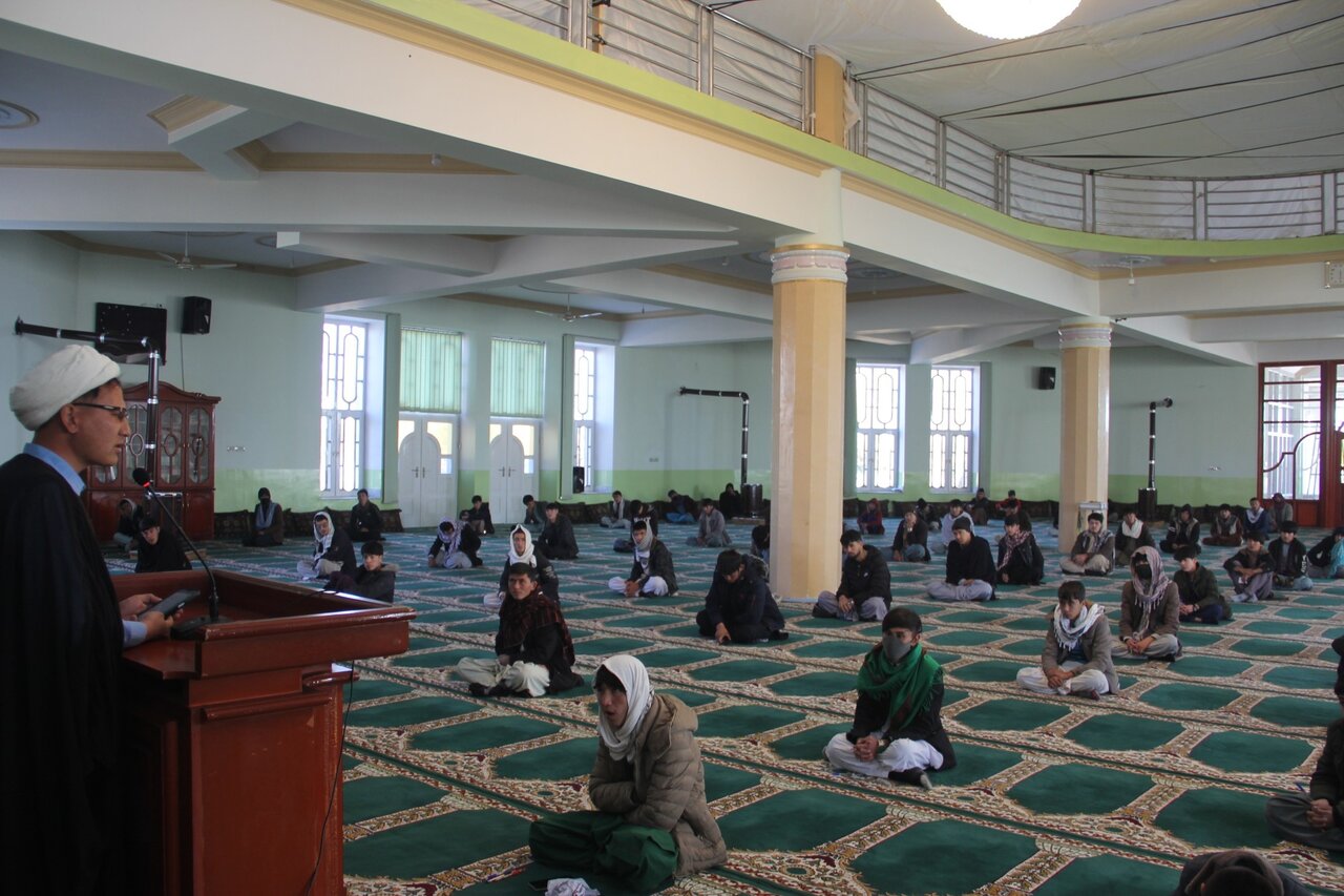 برگزاری آزمون بزرگ کتاب‌خوانی «نماز جمعه» با حضور ۳۰۰ جوان شیعه در شهر غزنی افغانستان + تصاویر