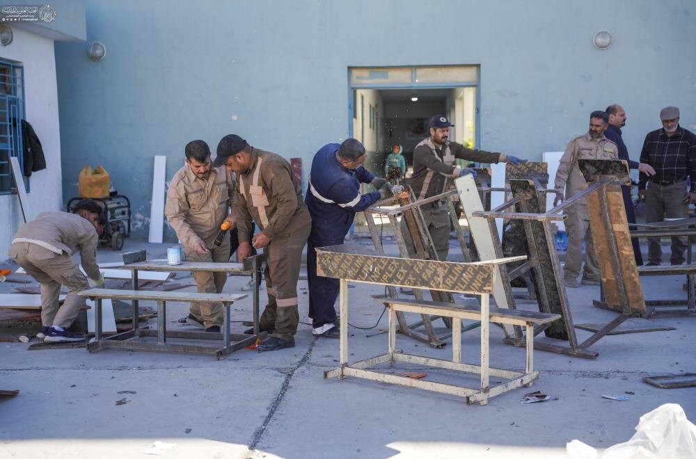 حملة "عليٌّ أبونا" تواصل خدماتها لصيانة وتجهيز المقاعد الدراسية في أرياف النجف الأشرف