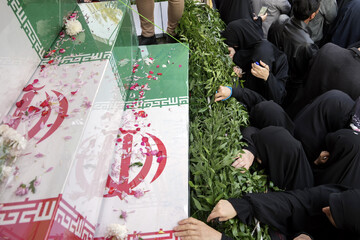 Habari Pichani | Mazishi ya Miili Mitukufu ya Mashahidi 100 Wasiojulikana wa Kujihami Kutukufu (Sacred Defense) huko Tehran - Sehemu ya 2