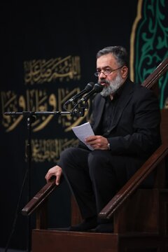 Pag-awit ng “Iran, O Dambana ng Pag-asa, O Santuwaryo ng Ahlul Muhammad (SAW)” ni Hajj Mahmoud Karimi sa Hussainiyah ni Yumaong Imam Khomeini (ra), sa