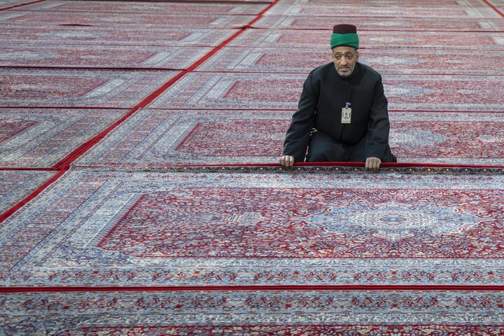 تقرير مصور/  فرش صحن مرقد أبي الفضل العباس (عليه السلام) بالسجاد الجديد