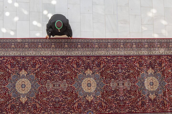 تقرير مصور/  فرش صحن مرقد أبي الفضل العباس (عليه السلام) بالسجاد الجديد