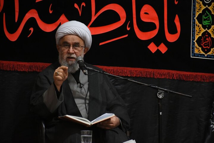 سیره فاطمی نقشه راه زندگی پاک است / عبادت خالصانه انسان را به قله بندگی می‌رساند