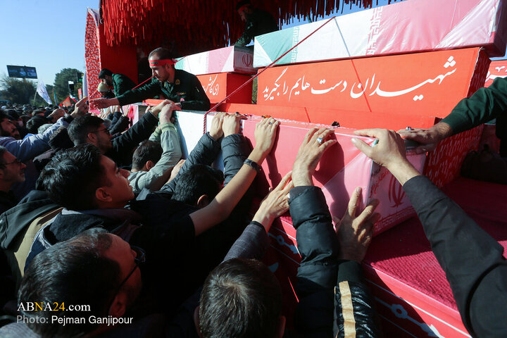 تشییع پیکر شهدای گمنام همزمان با شهادت حضرت فاطمه زهرا (س) در اصفهان