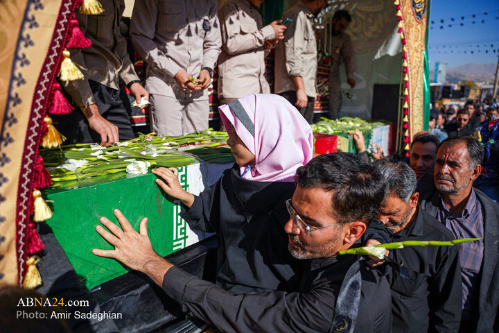 Rapora Wêneyan | Cenazeyê 12 şehîdên nenas bi mebesta roja şehîdbûna Hezreta Fatimeya Zehra (S.X) re li Şîrazê hevdem e hata  pek anîn.