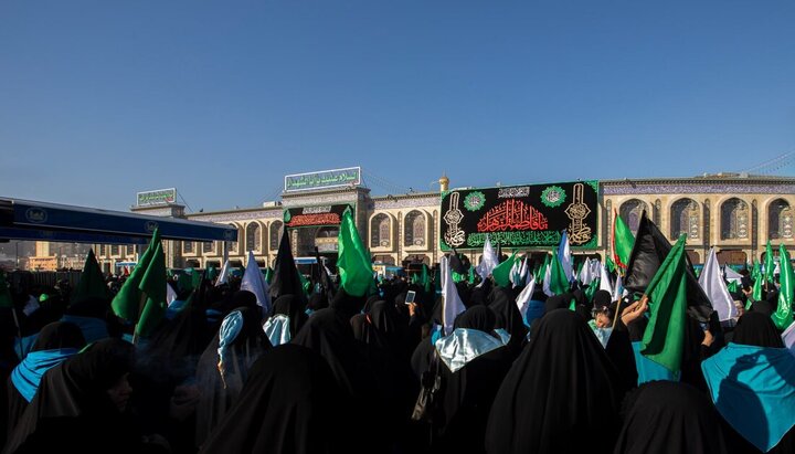 Informe fotográfico |  Millones de iraquíes marchan hacia el Santuario del Imam Husein (P) en memoria del martirio de Fátima az-Zahra (P)