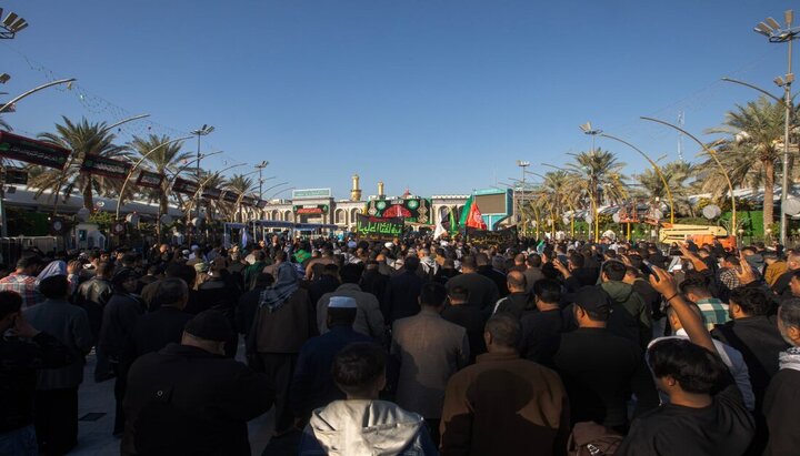 Informe fotográfico |  Millones de iraquíes marchan hacia el Santuario del Imam Husein (P) en memoria del martirio de Fátima az-Zahra (P)