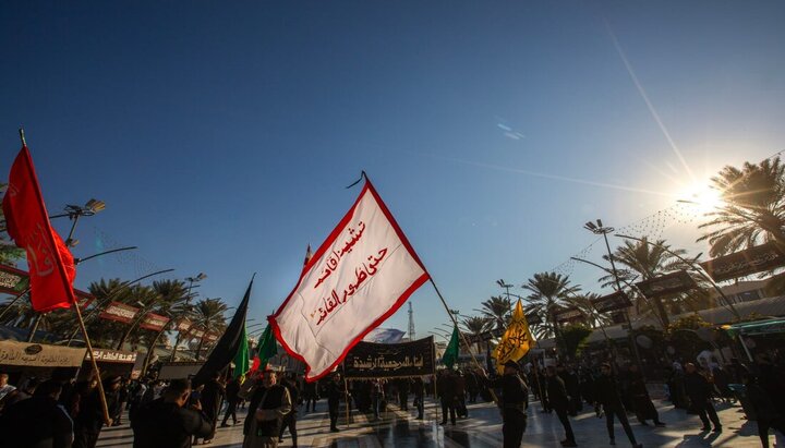 Informe fotográfico |  Millones de iraquíes marchan hacia el Santuario del Imam Husein (P) en memoria del martirio de Fátima az-Zahra (P)