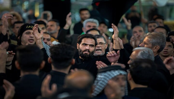 Informe fotográfico |  Millones de iraquíes marchan hacia el Santuario del Imam Husein (P) en memoria del martirio de Fátima az-Zahra (P)