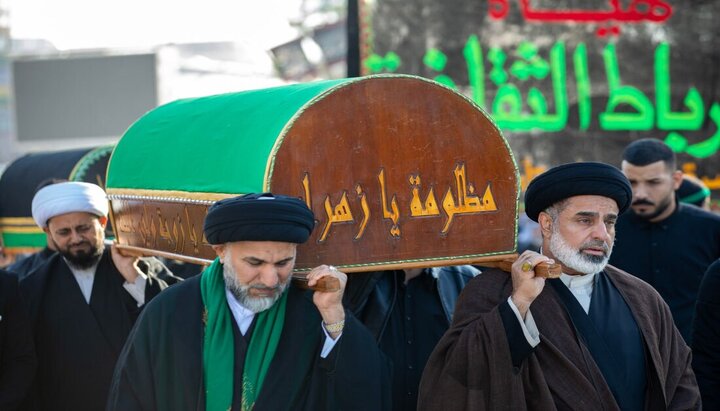 Informe fotográfico |  Millones de iraquíes marchan hacia el Santuario del Imam Husein (P) en memoria del martirio de Fátima az-Zahra (P)