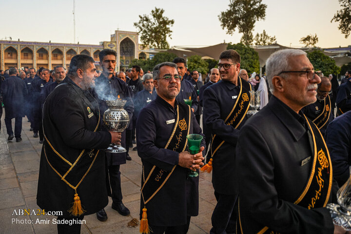 آیین لاله‌گردانی شام شهادت حضرت زهرا(س) در حرم شاهچراغ(ع)