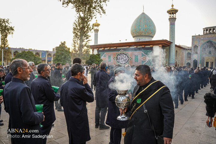 آیین لاله‌گردانی شام شهادت حضرت زهرا(س) در حرم شاهچراغ(ع)