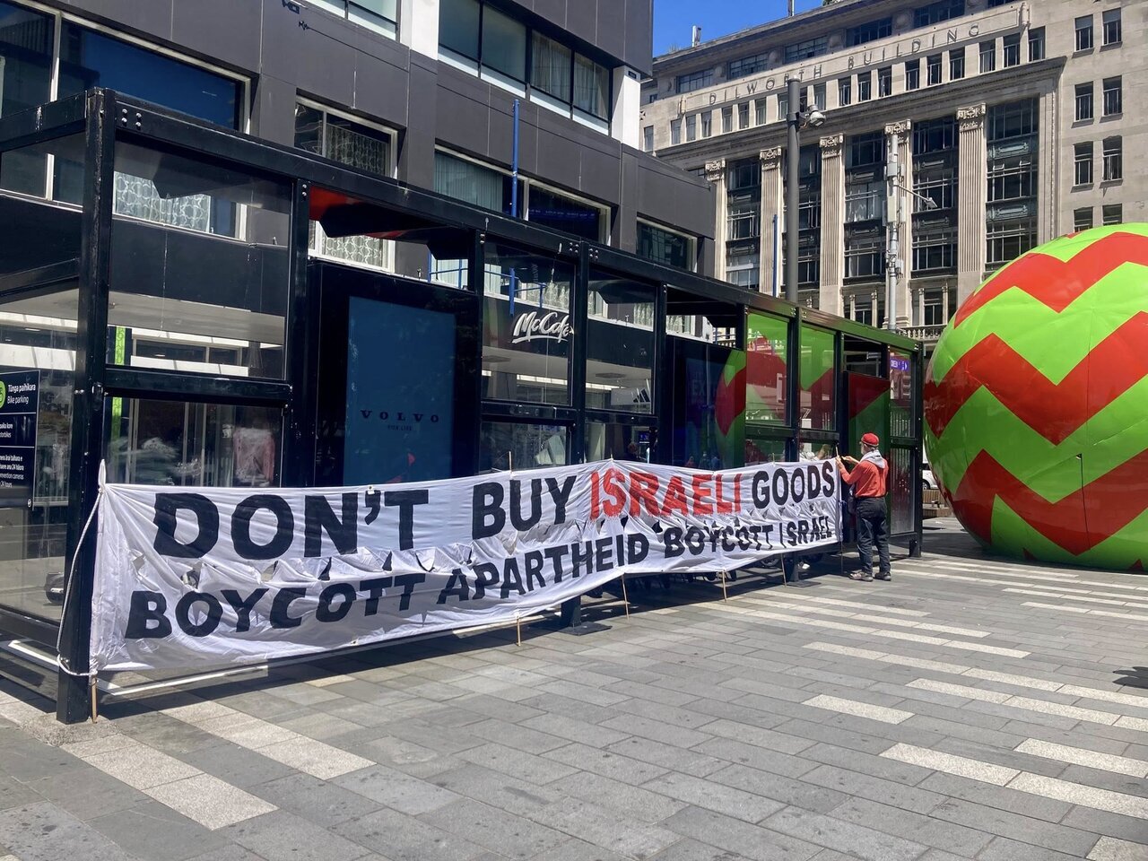 নিউজিল্যান্ডে ফিলিস্তিনের সাথে সংহতি সমাবেশ এবং ইসরায়েলকে সমর্থনকারী কোম্পানিগুলির বিরুদ্ধে প্রতিবাদ+ছবিসহ।