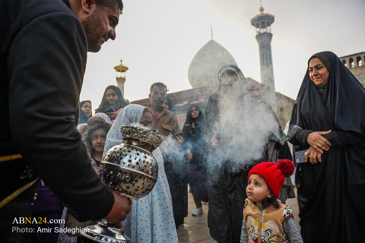 Informe fotográfico |Ceremonia de la procesión de laleh en el Santuario de Shah Cheragh en la víspera del martirio de la Excelencia Fátima al-Zahra (la paz sea con ella)