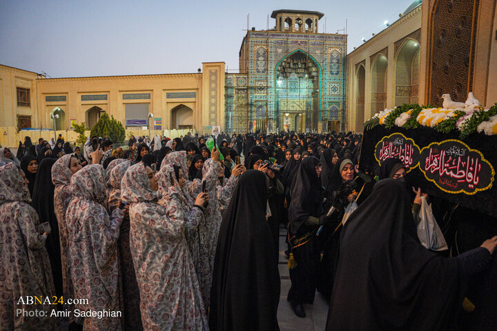Informe fotográfico |Ceremonia de la procesión de laleh en el Santuario de Shah Cheragh en la víspera del martirio de la Excelencia Fátima al-Zahra (la paz sea con ella)