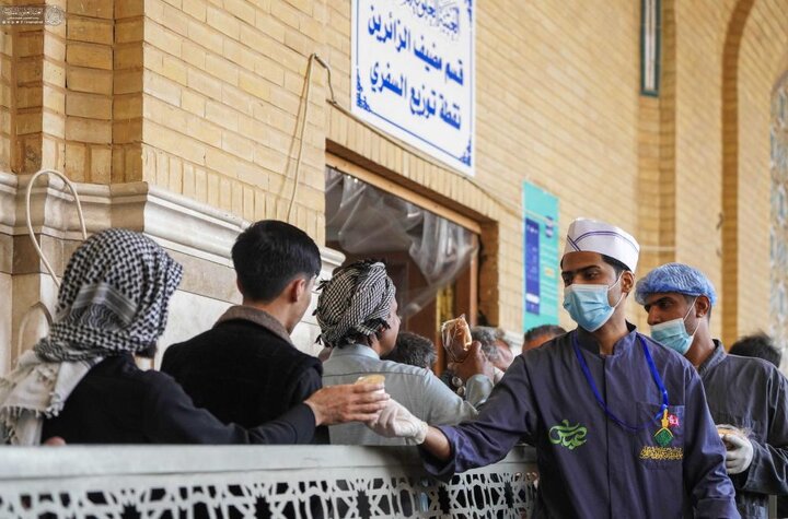 تقرير مصور/ تقديم 30 ألف وجبة طعام لزائري مرقد أمير المؤمنين (ع) في ذكرى شهادة الزهراء (ع)