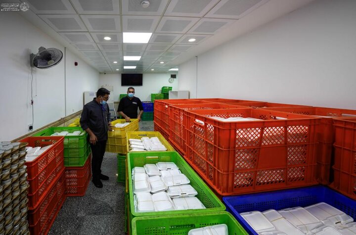 تقرير مصور/ تقديم 30 ألف وجبة طعام لزائري مرقد أمير المؤمنين (ع) في ذكرى شهادة الزهراء (ع)