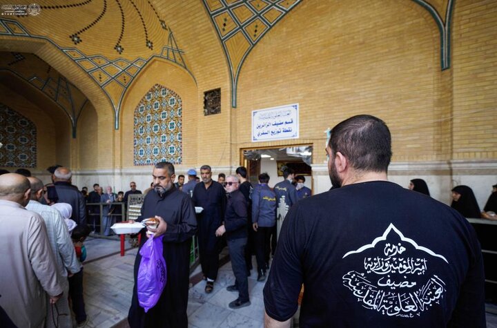 تقرير مصور/ تقديم 30 ألف وجبة طعام لزائري مرقد أمير المؤمنين (ع) في ذكرى شهادة الزهراء (ع)