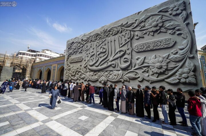 تقرير مصور/ تقديم 30 ألف وجبة طعام لزائري مرقد أمير المؤمنين (ع) في ذكرى شهادة الزهراء (ع)