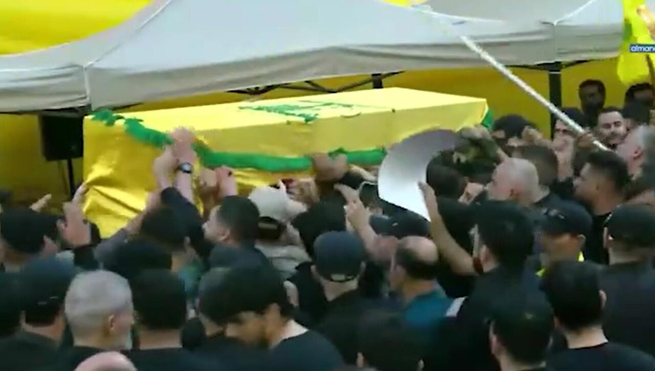 فيديو | جماهير غفيرة تشارك في مراسم تشييع القائد الجهادي الكبير السيد هيثم علي الطبطبائي ورفاقه