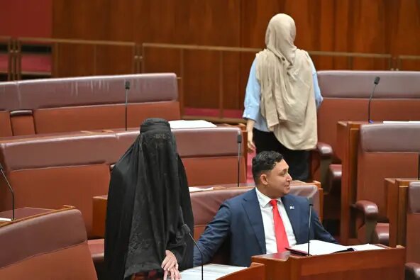 اقدام جنجالی سناتور استرالیایی؛ هانسون با برقع وارد سنا شد + ویدیو