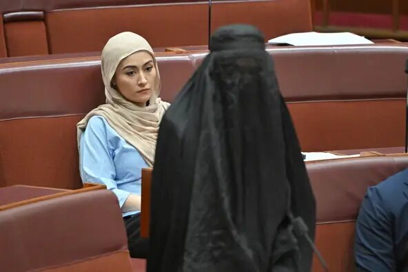Aksi Kontroversial Senator Australia: Hanson Masuk Senat dengan Burqa