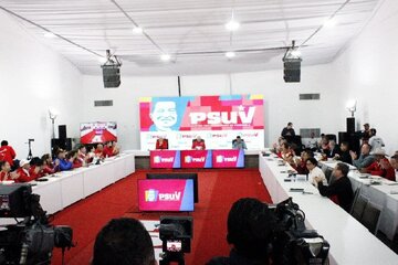 Nanawagan ang namumunong partido ng Venezuela sa isang pambansang demonstrasyon na may dalang walong-bituwang watawat at ang tabak ni Bolívar