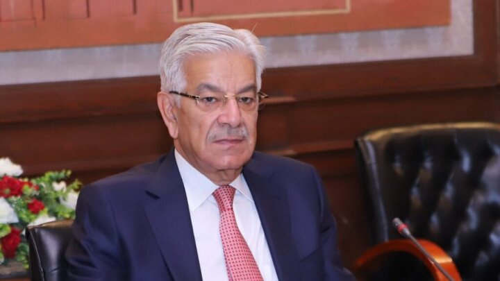 وزیر دفاع پاکستان: ادعای حمله هوایی نادرست است؛ طالبان افغانستان را به سمت فروپاشی می‌برد