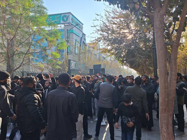 تقرير مصور/ طلاب الحوزة الهنود انطلقوا بمسيرة لإحياء ذكرى استشهاد السيدة فاطمة الزهراء (ع) في قم